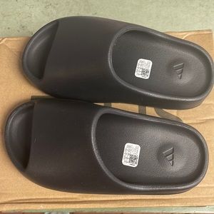 Yeezy slides ONYX size 5 men/6.5 women’s